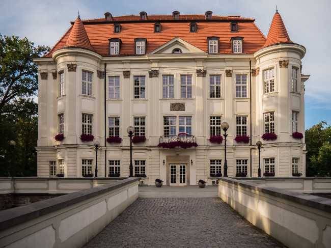 Leśnica Castle