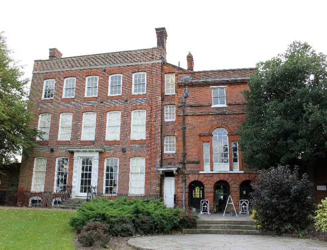 Hollytrees Museum