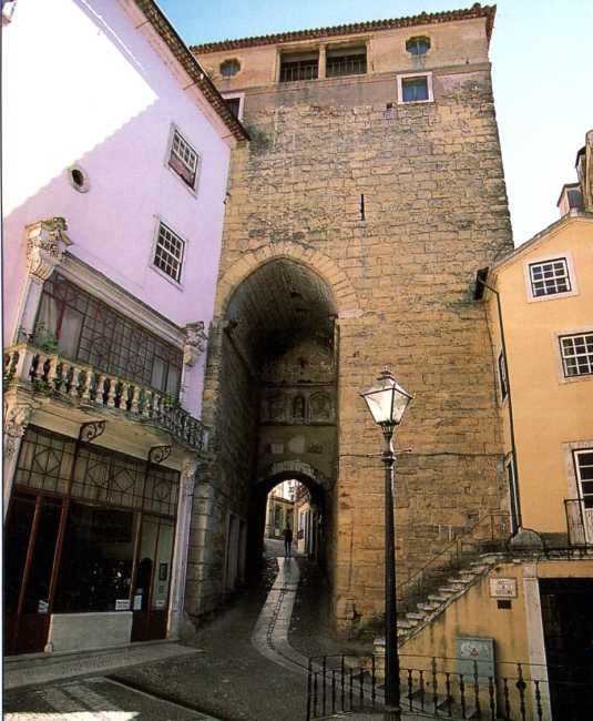 Porta e Torre de Almedina