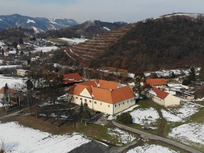 Račji Dvor Mansion