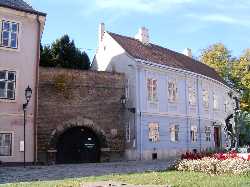 Várkazamata – Kőtár