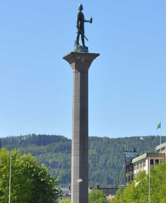 Olav Tryggvason Statue
