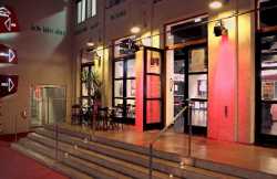 Theater tri‑bühne