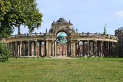 Kolonnade mit Triumphtor