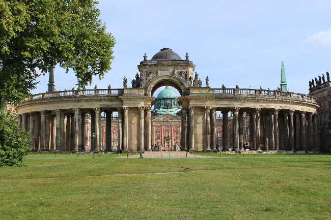 Kolonnade mit Triumphtor